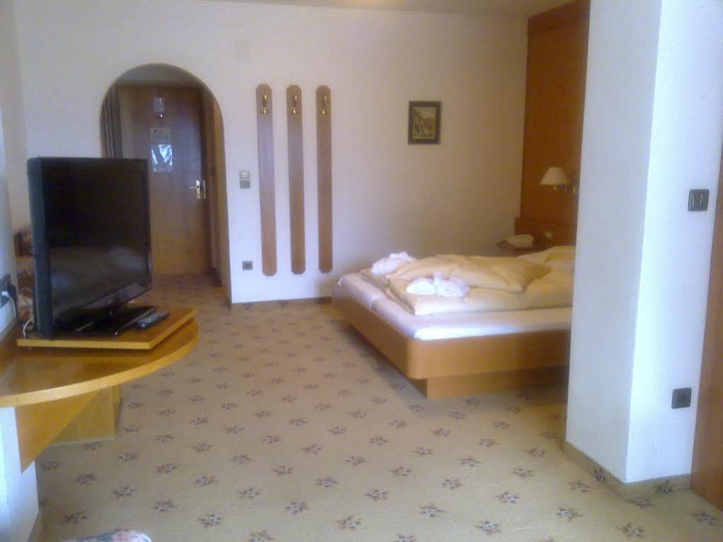 Fruehstuecks-Hotel Olympia ティローロ エクステリア 写真